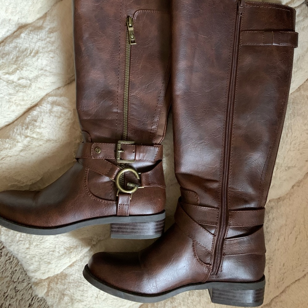 Size 5.5 brown boots  gold buckle . Wore once